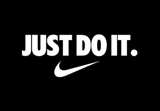 Nikerentzat Just Do It leloa duen irudia zuri-beltzean. Testua letra larriz ageri da, markaren "swoosh" ikonoarekin batera, hondo beltz baten gainean.