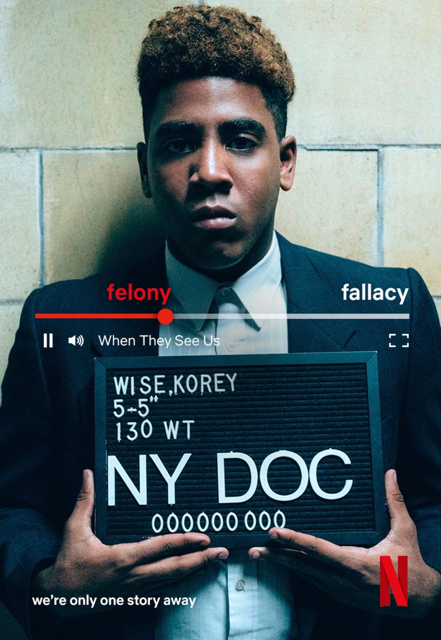 Netflixen One Story Away kanpainaren analisia.Gizona poliziako identifikazio-plaka bati eusten ageri da; irudiaren gainean bideo-erreproduzitzaile baten barra gainjartzen da, felony (delitua) eta fallacy (falazia) hitzekin, eta behean we're only one story away leloa ikusten da.