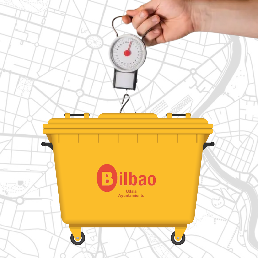 Esku bat Bilboko Udalaren logoa duen edukiontzi hori bat pisatzen maleta-pisu analogiko batekin. Irudiaren atzealdean Bilboko mapa baten trazatua ageri da gris argian, hiri-birziklapen proiektu bat iradokiz.