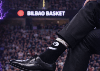 Bilbao Basketen kartela: "Bizitzan serio, Miribillan ero" esaldia eta taldearen galtzerdiak dituen pertsona bat.