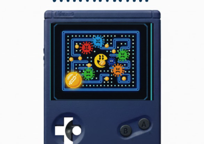 Osakidetzaren kartela: Game Boy kontsola urdin bat ageri da, pantailan bideo-joko baten estiloko birusak eta txerto bat ikusten direla. Goialdean "Txertoa da bidea, jokatu arduraz" mezua ageri da.